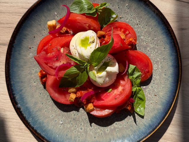BISTROT SAINT JEAN Assiette de tomates et burratina